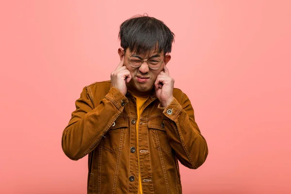Mladý Číňan Bundě Zakrývající Uši Rukama — Stock fotografie