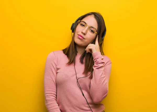 Jovem Mulher Bonito Ouvir Música Pensando Uma Ideia — Fotografia de Stock