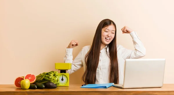 Jeune Femme Chinoise Nutritionniste Travaillant Avec Son Ordinateur Portable Levant — Photo
