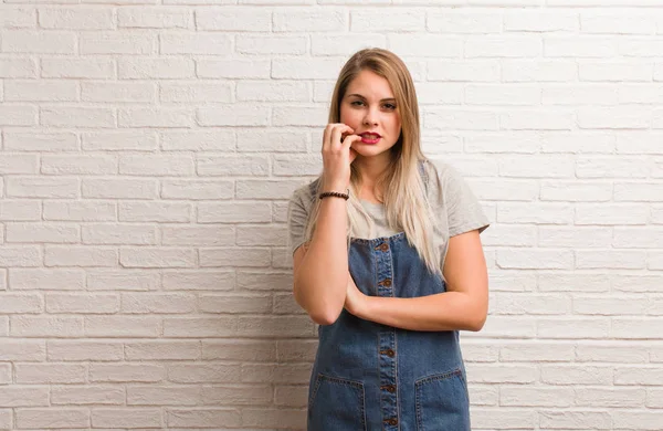 Jeune Femme Russe Hipster Mordre Des Ongles Nerveux Très Anxieux — Photo