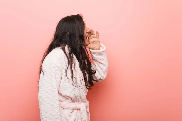 Mujer India Joven Con Pijama Gritando Sosteniendo Palma Cerca Boca —  Fotos de Stock