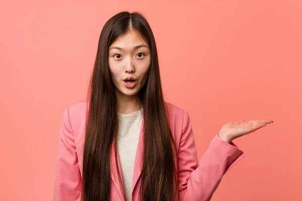 Joven Mujer China Negocios Con Traje Rosa Impresionado Sosteniendo Espacio —  Fotos de Stock