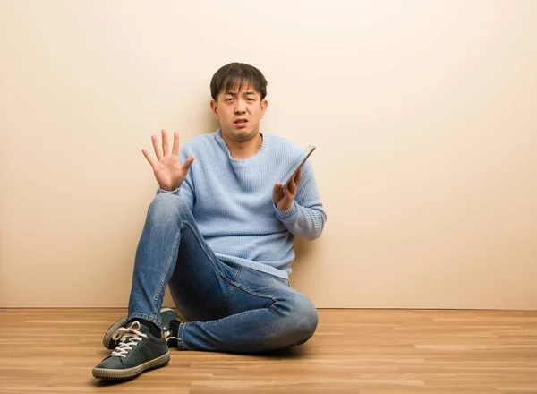 Joven Chino Sentado Usando Tableta Rechazando Algo Haciendo Gesto Asco —  Fotos de Stock