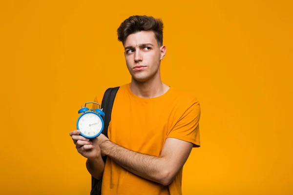 Mladý Student Drží Budík Kousání Nehty Nervózní Velmi Úzkostlivý — Stock fotografie