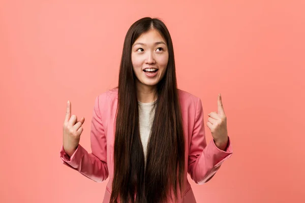 Young Business Chinese Woman Wearing Pink Suit Indicates Both Fore — 스톡 사진