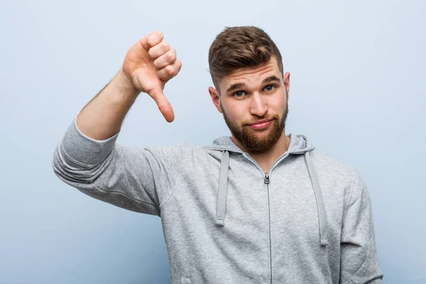 Junger Gutaussehender Fitnessmann Der Eine Abstoßende Geste Zeigt Daumen Nach — Stockfoto