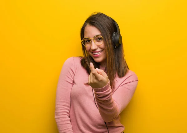 Jovem Mulher Bonito Ouvir Música Convidando Para Vir — Fotografia de Stock