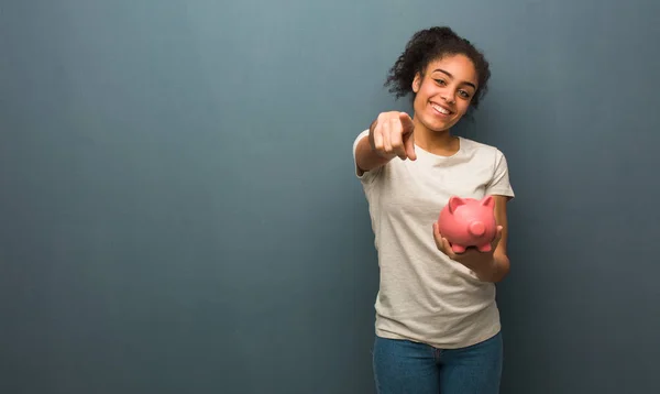 Joven Mujer Negra Alegre Sonriente Ella Sostiene Una Alcancía — Foto de Stock