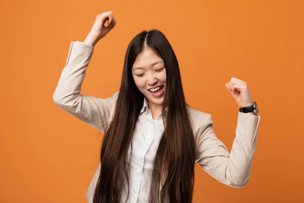 若いビジネス中国の女性は 特別な日を祝う ジャンプし エネルギーで腕を上げる — ストック写真