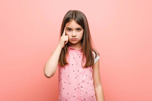 Милая Маленькая Девочка Указывающая Пальцем Висок Думающая Сосредоточенная Задаче — стоковое фото