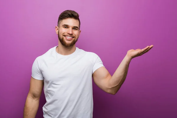 Jonge Knappe Blanke Man Toont Een Kopieerruimte Een Palm Houdt — Stockfoto