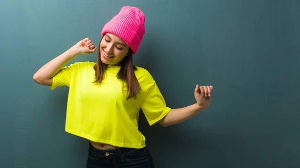 Joven Mujer Moderna Bailando Divirtiéndose —  Fotos de Stock