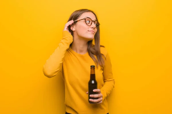 Młoda Całkiem Biała Kobieta Próbuje Słuchać Plotek Trzyma Piwo — Zdjęcie stockowe