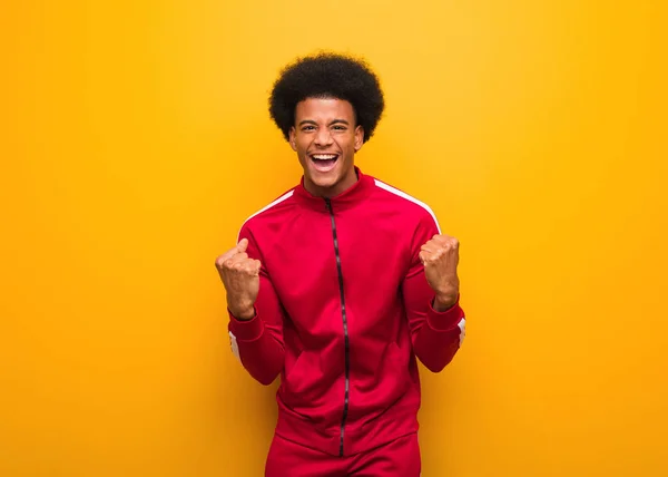 Joven Hombre Negro Deporte Sobre Una Pared Naranja Sorprendido Sorprendido — Foto de Stock