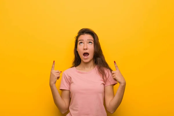 Jonge Europese Vrouw Geïsoleerd Gele Achtergrond Geeft Met Beide Voor — Stockfoto