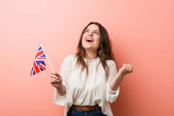 Jovem Mais Tamanho Mulher Curvilínea Segurando Uma Bandeira Reino Unido — Fotografia de Stock