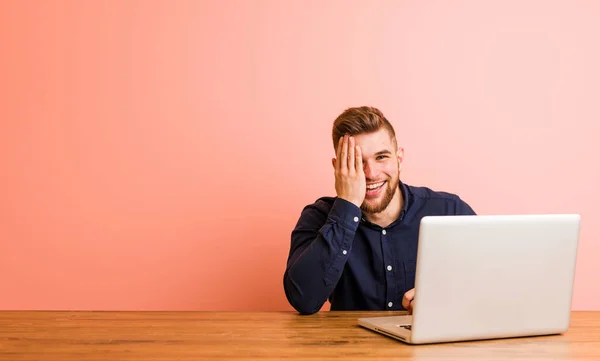 Joven Hombre Trabajando Con Portátil Que Divierte Cubriendo Mitad Cara — Foto de Stock