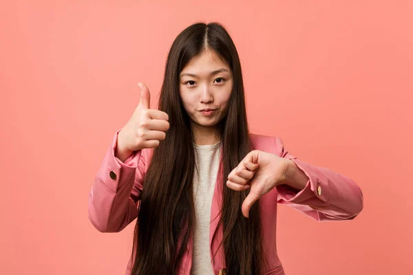 Junge Business Chinesin Rosafarbenen Anzug Zeigt Daumen Nach Oben Und — Stockfoto