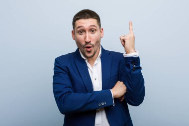 Genç beyaz adamın harika bir fikri var, yaratıcılık kavramı..