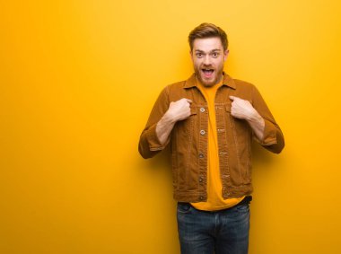 Genç kızıl saçlı adam şaşırdı, başarılı ve başarılı hissediyor.