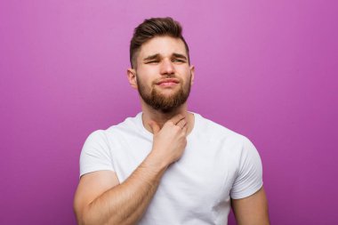 Genç yakışıklı beyaz adam virüs veya enfeksiyon yüzünden boğaz ağrısı çekiyor..