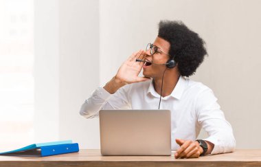 Genç pazarlamacı siyahi adam dedikodu fısıldıyor.