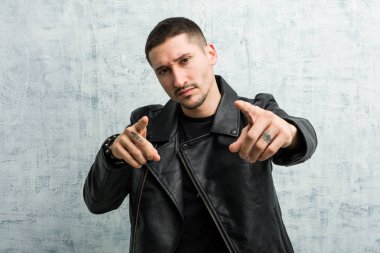 Genç rockçı neşeli gülümsemeler öne bakıyor.