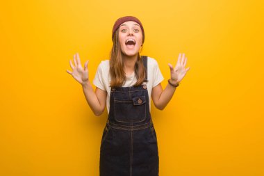 Genç hipster kadın bir zafer veya başarı kutluyor