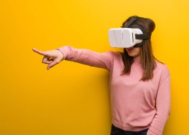 Sanal gerçeklik giyen genç, tatlı bir kadın Google 'da neşeli ve gülümseyen bir şekilde öne bakıyor.