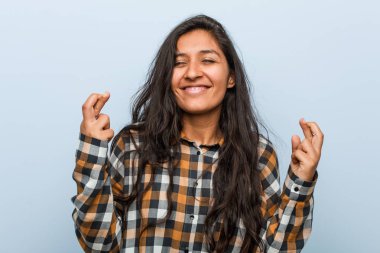 Genç, havalı Hintli kadın şans diliyor.