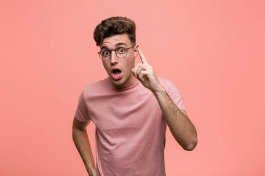 Kafkasyalı genç bir adamın bir fikri, ilham konsepti var..