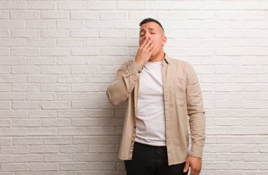 Genç Latin adam yorgun ve çok uykulu.