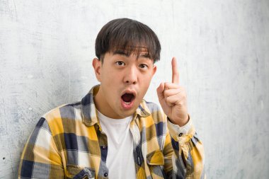 Genç Çinli adamın yüzü, yaratıcılık kavramı ve harika bir fikri var.