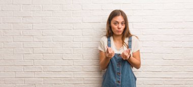 Genç hipster kadın ihtiyacı bir jest yapıyor