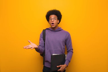 Genç Afrikalı Amerikalı öğrenci zaferi ya da başarıyı kutluyor.