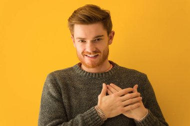 Genç kızıl saçlı adam romantik bir jest yapıyor.