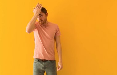 Genç kızıl saçlı adam endişeli ve bunalmış