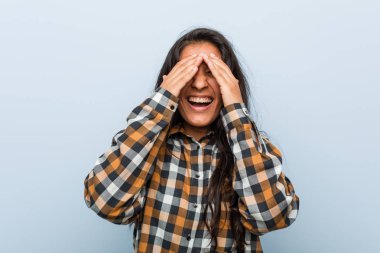 Genç, havalı Hintli kadın elleriyle gözlerini kapatıyor. Gülümsüyor ve bir sürpriz bekliyor..