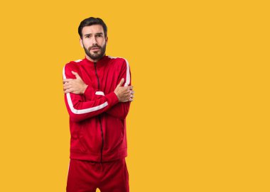 Genç fitness adamı düşük ateş yüzünden soğuyor.