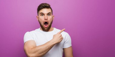 Yan tarafı gösteren yakışıklı beyaz bir adam.