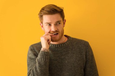 Genç kızıl saçlı adamın yüzü rahat bir şekilde fotokopi odasına bakıyor.