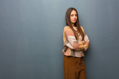 Genç hippi kadın önümüze bakıyor.