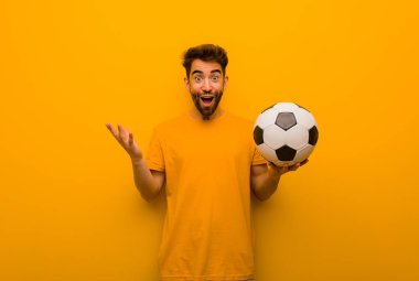 Genç futbolcu zaferi ya da başarıyı kutluyor.