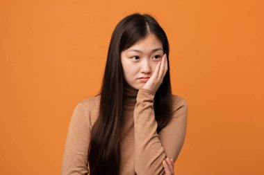 Sıkılmış, yorgun ve dinlenmeye ihtiyacı olan genç, güzel Çinli bir kadın..