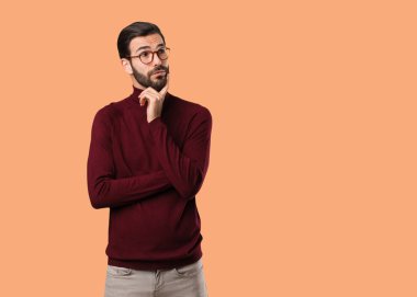 Genç doğal adam şüphe ve karışık