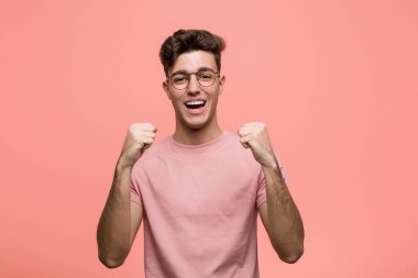 Kafkasyalı genç adam gamsız ve heyecanlı bir şekilde tezahürat yapıyor. Zafer konsepti.