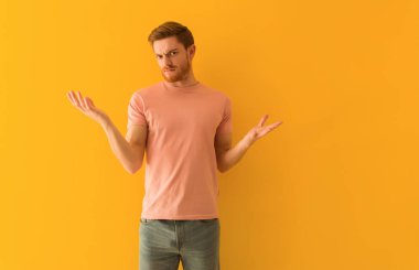 Genç Redhead adam karıştı ve şüpheli