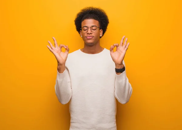 Giovane Uomo Afro Americano Una Parete Arancione Che Esegue Yoga — Foto Stock