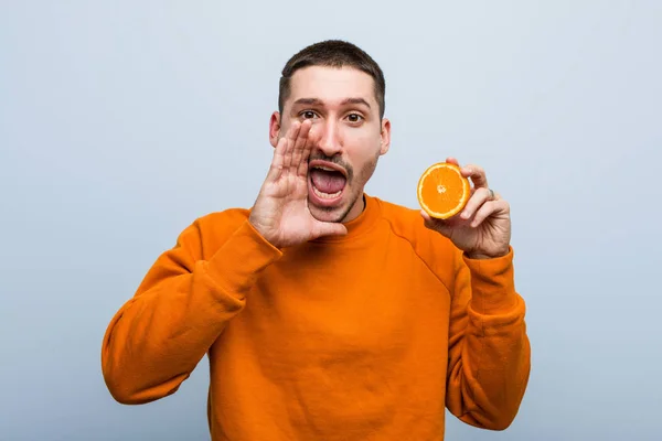 Jeune Homme Caucasien Tenant Cri Orange Excité Avant — Photo