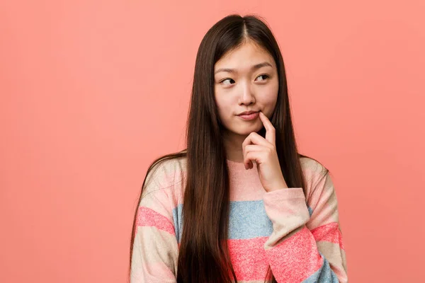 Joven Mujer China Fresca Mirando Hacia Los Lados Con Expresión —  Fotos de Stock